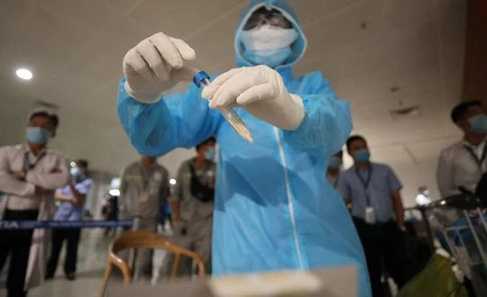 Lấy mẫu xét nghiệm nhân viên sân bay Tân Sơn Nhất (Ảnh: HT) 