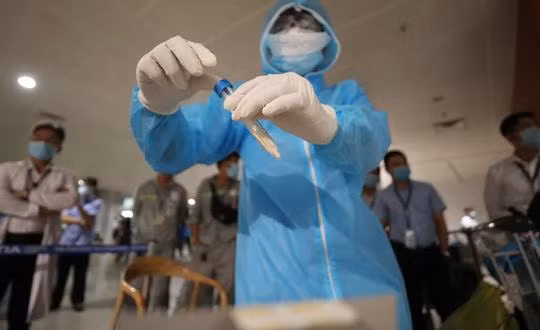 Lấy mẫu xét nghiệm nhân viên sân bay Tân Sơn Nhất (Ảnh: HT) 