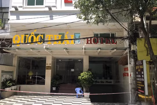 Khách sạn nằm ở số 90 đường số 7, KDC Trung Sơn, xã Bình Hưng, huyện Bình Chánh, TPHCM vẫn đang được phong tỏa. Ảnh: Anh Tú 