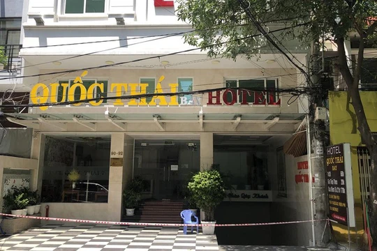 Khách sạn nằm ở số 90 đường số 7, KDC Trung Sơn, xã Bình Hưng, huyện Bình Chánh, TPHCM vẫn đang được phong tỏa. Ảnh: Anh Tú 