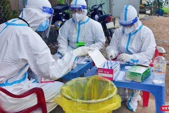 Lấy mẫu xét nghiệm cho người dân TP.HCM. Ảnh: HCDC 