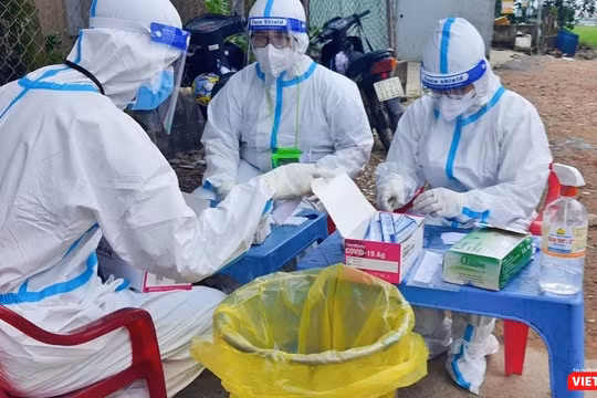 Lấy mẫu xét nghiệm cho người dân TP.HCM. Ảnh: HCDC 