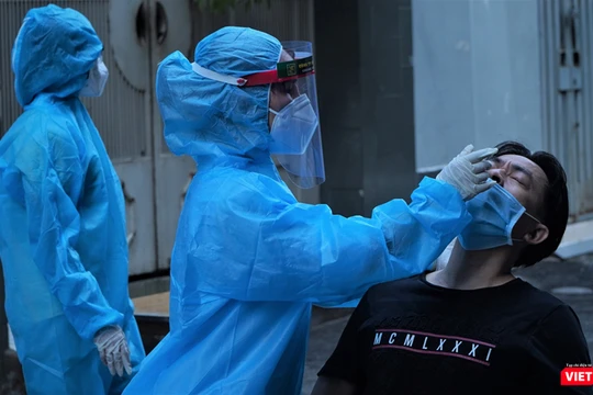 Lấy mẫu giám sát tại khu vực liên quan bệnh nhân COVID-19 thuộc chùm lây nhiễm nhóm truyền giáo Phục Hưng (Ảnh: HCDC)