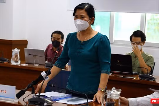 Chánh Văn phòng Sở Y tế TP.HCM Nguyễn Thị Huỳnh Mai trả lời về việc ngưng tiêm vắc xin Pfizer lô FK0112. Ảnh: Khang Minh