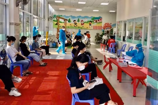 Sinh viên KTX Trường ĐH Bách khoa chờ tiêm vaccine phòng Covid-19. Ảnh: KTX ĐHBK