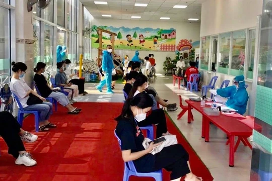 Sinh viên KTX Trường ĐH Bách khoa chờ tiêm vaccine phòng Covid-19. Ảnh: KTX ĐHBK