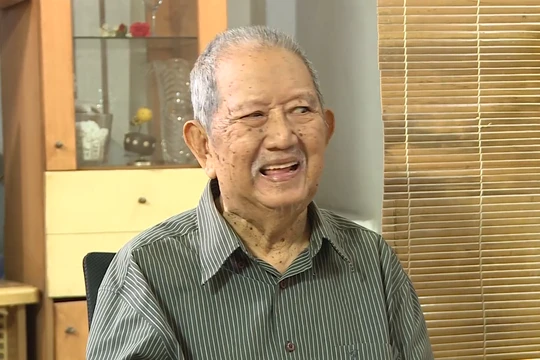 Nghệ sĩ Mạc Can giờ chỉ còn một tâm nguyện: “Cầu cho ơn trên cho mình sống lâu để viết sách” - Ảnh: MCV 