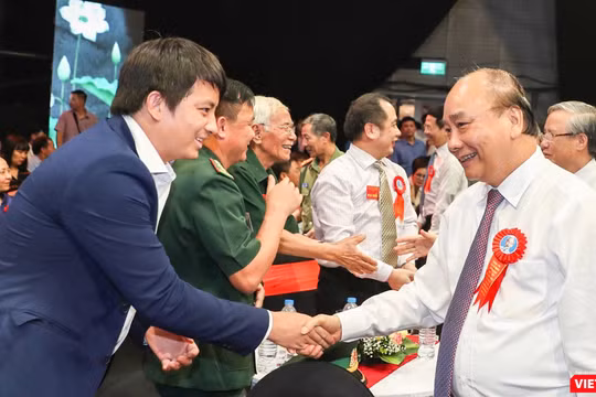 Hoàng Tuấn Anh gặp Thủ tướng Chính phủ tại Lễ vinh danh Công dân trẻ tiêu biểu 2020 (Ảnh: NVCC) 