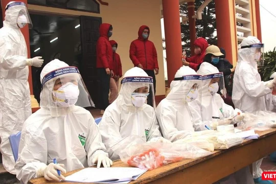 Trực chiến xuyên đêm để đảm bảo công tác xét nghiệm được nhanh nhất ở tâm dịch Chí Linh, Hải Dương (Ảnh: BYT) 