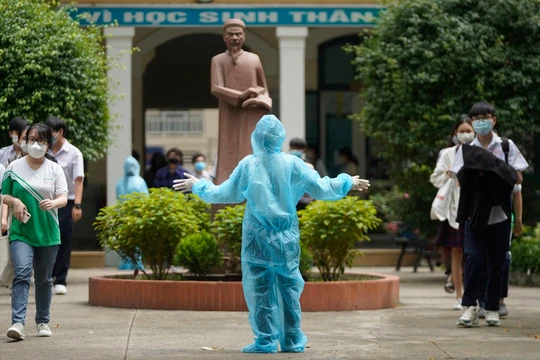 Học sinh lớp 9,12 ở vùng an toàn (TP.HCM) có thể trở lại trường trong tháng 12 tới. Ảnh: Phạm Nguyễn