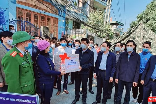 Bộ trưởng Nguyễn Thanh Long đi thăm các điểm cách ly chống dịch tại Quảng Ninh (Ảnh: BYT) 