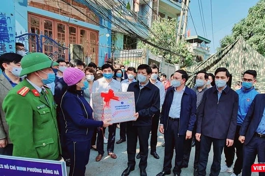 Bộ trưởng Nguyễn Thanh Long đi thăm các điểm cách ly chống dịch tại Quảng Ninh (Ảnh: BYT) 