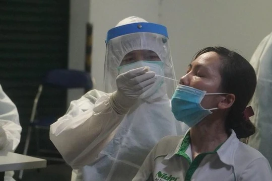 Công nhân cảm thấy an tâm khi được thành phố hỗ trợ lấy mẫu xét nghiệm. Ảnh: MINH TÂM