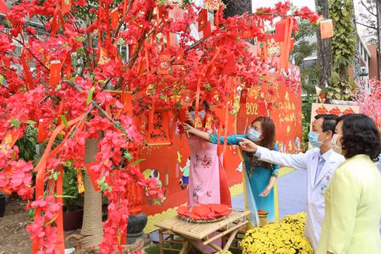 Đường hoa Xuân tại BV Chợ Rẫy do chính tay y bác sĩ thực hiện (Ảnh: BVCC) 