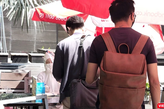 Một điểm test nhanh COVID-19 ở TP.HCM. Ảnh: Hoà Bình