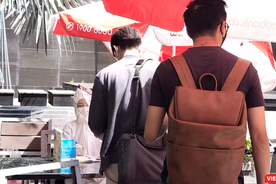 Một điểm test nhanh COVID-19 ở TP.HCM. Ảnh: Hoà Bình