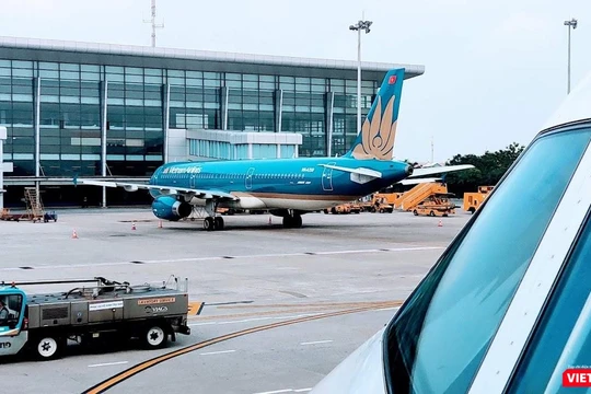 Hành khách đi và đến TP.HCM phải khai báo bằng mã QR và có xét nghiệm âm tính - Ảnh: Hoà Bình