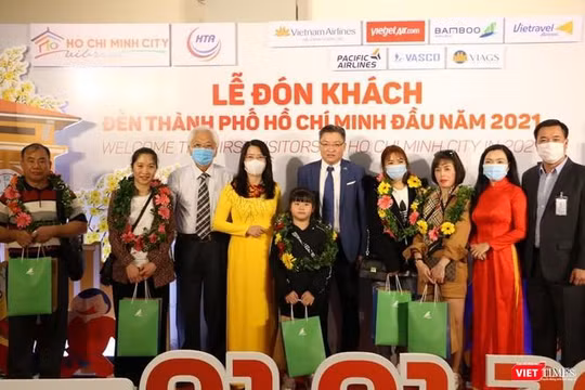 Bà Nguyễn Thị Ánh Hoa (áo dài màu vàng) - Giám đốc Sở Du lịch TP.HCM tại Lễ đón khách đến TP trong ngày 1/1/2021