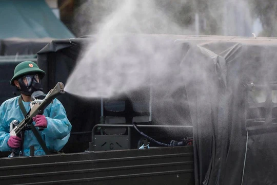 Phun khử trùng tiêu độc khẩn cấp BV Bệnh Nhiệt đới TP.HCM sau khi phát hiện các ca nhiễm là nhân viên y tế - Ảnh: Hữu Khoa