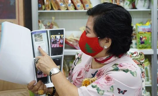 Bà Lê Thị Giàu lập vi bằng về các tin nhắn mà bà Hằng nhắn cho bà - Ảnh: Tuyết Mai