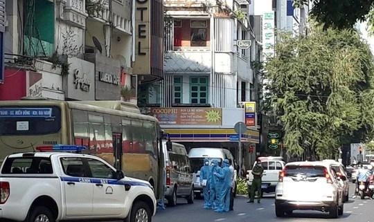 Lực lượng chức năng tiến hành khử khuẩn và đưa nhóm người Trung Quốc nhập cảnh trái phép đi cách ly - Ảnh: CSHS 