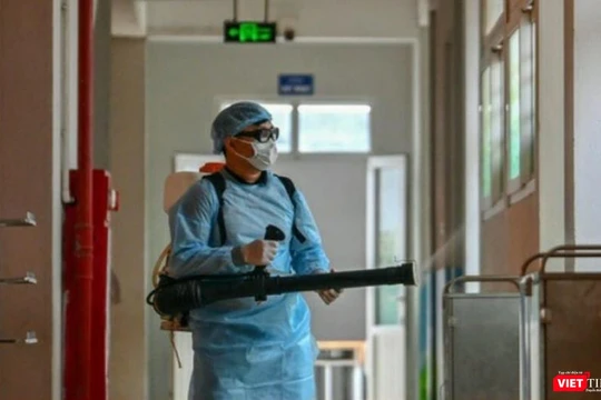 Phun xịt khử khuẩn nơi bệnh nhân mắc COVID-19 từng đến (HCDC)