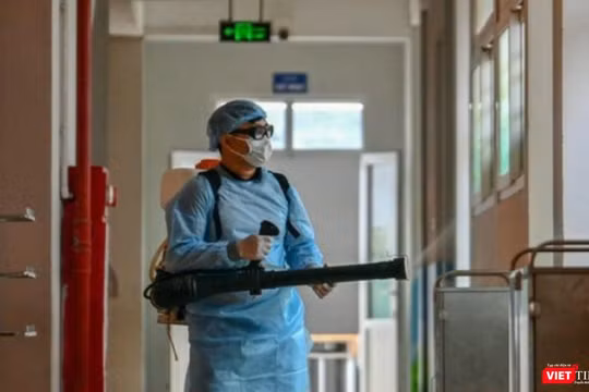 Phun xịt khử khuẩn nơi bệnh nhân mắc COVID-19 từng đến (HCDC)