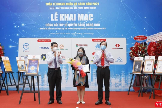 Ông Lê Viết Hải – Chủ tịch HĐQT Công ty CP Tập đoàn xây dựng Hoà Bình (bên trái) trao tặng thưởng vinh danh cuốn sách do doanh nhân viết có lượt bình chọn nhiều nhất cho tác giả Nguyễn Phi Vân. Ảnh: Hoà Bình 