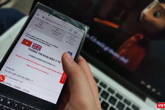 Khai báo y tế điện tử dữ liệu liên thông với hệ thống khai báo y tế quốc gia do Bộ Y tế triển khai là yếu tố then chốt trong công cuộc chuyển đổi số, hỗ trợ đẩy lùi dịch bệnh COVID-19. Ảnh: Hoà Bình