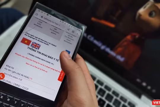 Khai báo y tế điện tử dữ liệu liên thông với hệ thống khai báo y tế quốc gia do Bộ Y tế triển khai là yếu tố then chốt trong công cuộc chuyển đổi số, hỗ trợ đẩy lùi dịch bệnh COVID-19. Ảnh: Hoà Bình