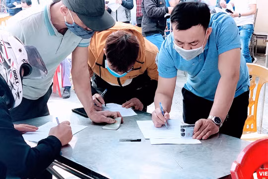 Khai báo y tế tại chốt kiểm dịch Hải Phòng (Ảnh: Hoà Bình) 