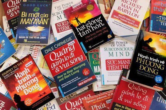 First News cung cấp các chứng cứ về sách giả trên thị trường - Ảnh: FNS