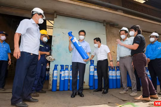 Hôm nay, Phó Thủ tướng Vũ Đức Đam đến thăm và khai trương trạm bơm ôxy Thủ Đức, tiếp sức cho ATM Ô xy chống dịch của TP.HCM