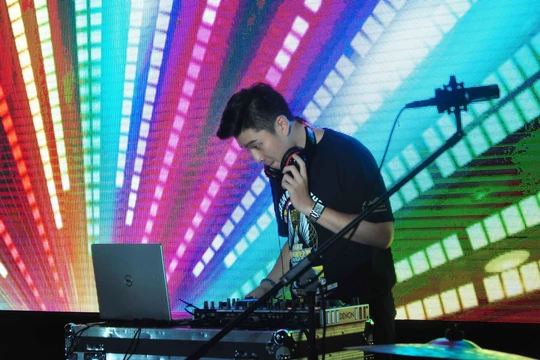 Kỹ sư, "nghệ sĩ", "phù thuỷ" âm thanh - người đứng đằng sau sự toả sáng của các "ngôi sao" - Ảnh: NSCC 