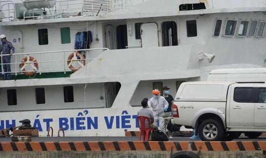 Lấy mẫu xét nghiệm các thuyền viên nước ngoài (Ảnh: ĐH) 