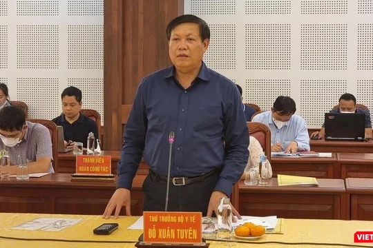 Có mặt tại "điểm nóng" Gia Lai, Thứ trưởng Bộ Y tế Đỗ Xuân Tuyên nhấn mạnh, Gia Lai cần hết sức tránh lây nhiễm chéo COVID-19 trong bệnh viện. Ảnh: BYT