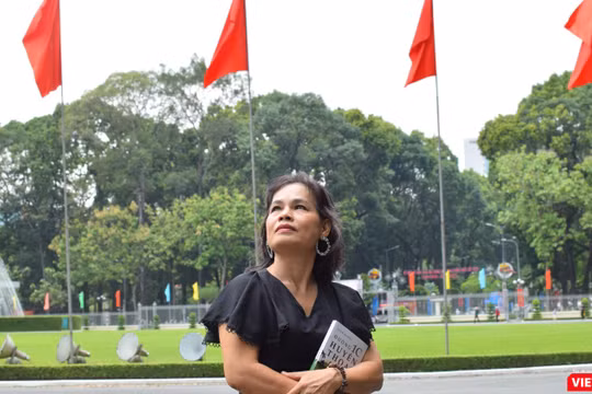 Nhà văn Trầm Hương vừa ra mắt cuốn Đường 1C huyền thoại - Ảnh: Hoà Bình 