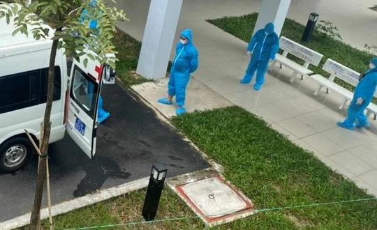 Lực lượng chức năng làm việc tại cơ sở cách ly ở Bình Dương - Ảnh: B.S