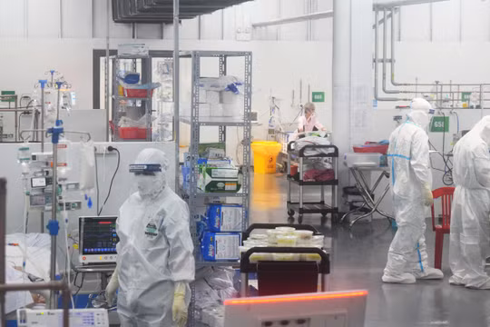 Phòng điều trị bệnh nhân nặng COVID-19 đặt tại Bệnh viện dã chiến số 14, một trong 4 cơ sở điều trị đa tầng đang được duy trì tại TP.HCM. Ảnh: Hoà Bình