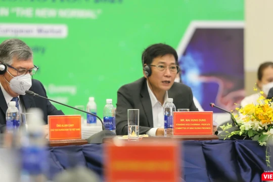 Ông Mai Hùng Dũng - Phó Chủ tịch thường trực tỉnh Bình Dương phát biểu tại hội nghị ngày 9/12/2021. Ảnh: HB