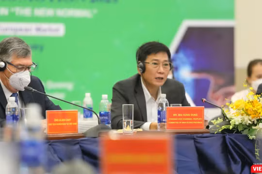 Ông Mai Hùng Dũng - Phó Chủ tịch thường trực tỉnh Bình Dương phát biểu tại hội nghị ngày 9/12/2021. Ảnh: HB