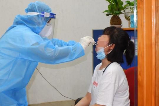 Lấy mẫu test COVID-19 cho người dân. Ảnh: HCDC 