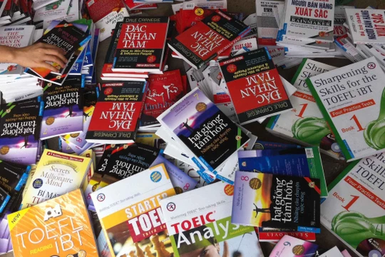 Số lượng lớn sách giả, sách lậu tàng trữ, tiêu thụ tại Hà Nội (Ảnh: FNS) 