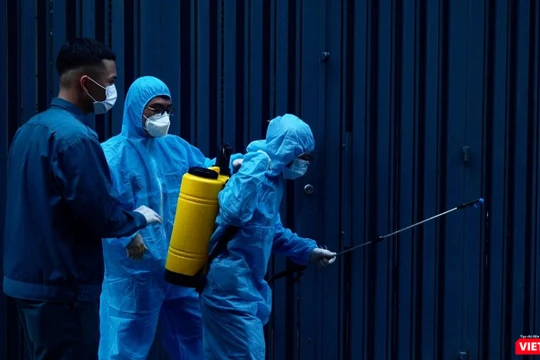 Xử lý khử khuẩn khu vực phát hiện bệnh nhân mắc COVID-19 (Ảnh: CDC TP.HCM) 