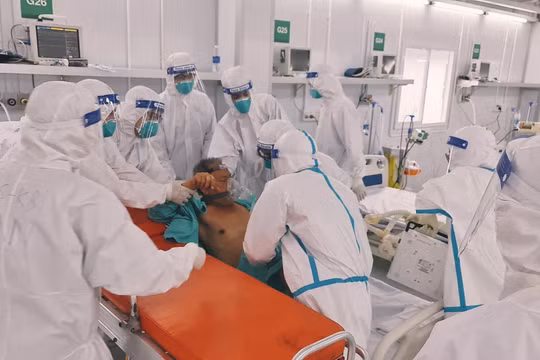 Cấp cứu, chăm sóc bệnh nhân COVID-19 nặng tại Trung tâm hồi sức COVID-19
