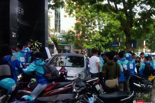 Đoàn người tập trung trước trụ sở Uber (Vạn Bảo - Hà Nội) chiều 8/4 để cùng nhau tuần hành,chia tay Uber.
