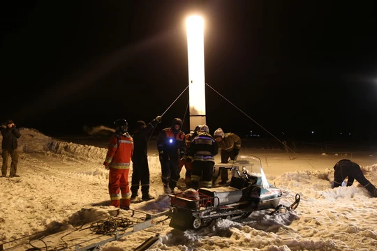 Các đội cứu hộ vẫn đang miệt mài triển khai công tác cứu hộ trong đêm tuyết. Nguồn: RT