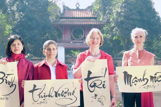 Các đại sứ đã gửi những lời chúc tốt đẹp tới người dân Việt Nam, đặc biệt là phụ nữ Việt Nam nhân dịp năm mới Mậu Tuất 2018. Ảnh: Facebook ĐSQ NewZealand.