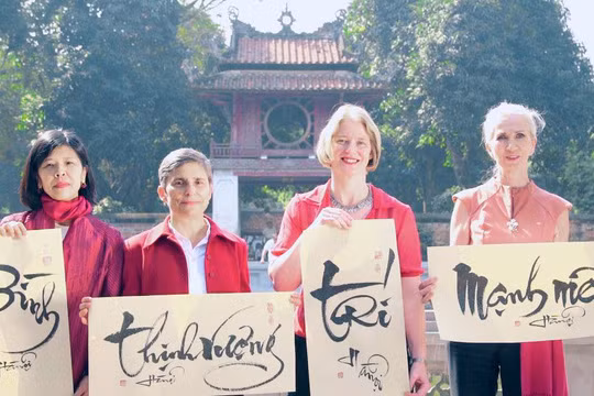 Các đại sứ đã gửi những lời chúc tốt đẹp tới người dân Việt Nam, đặc biệt là phụ nữ Việt Nam nhân dịp năm mới Mậu Tuất 2018. Ảnh: Facebook ĐSQ NewZealand.