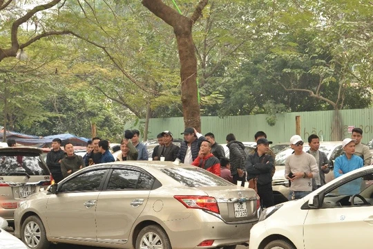 Tài xế Grab đình công tại trụ sở của Grab sáng 15/1.